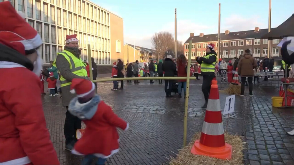 Kids dansen en spelen in kerstkleding op Plein 1945
