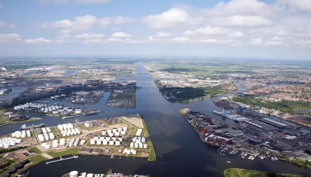 Wat hebben twee Russische schepen in de haven van Velsen-Noord te zoeken?
