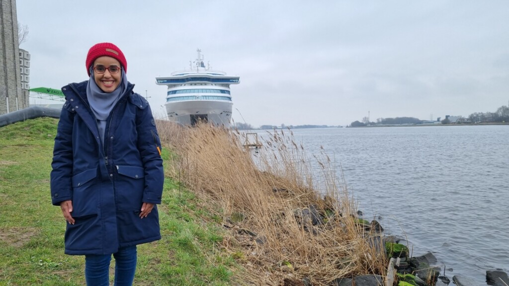 Noor (21) vreest verhuizing als asielschip weg moet: “Voel mij veilig in Velsen-Noord”