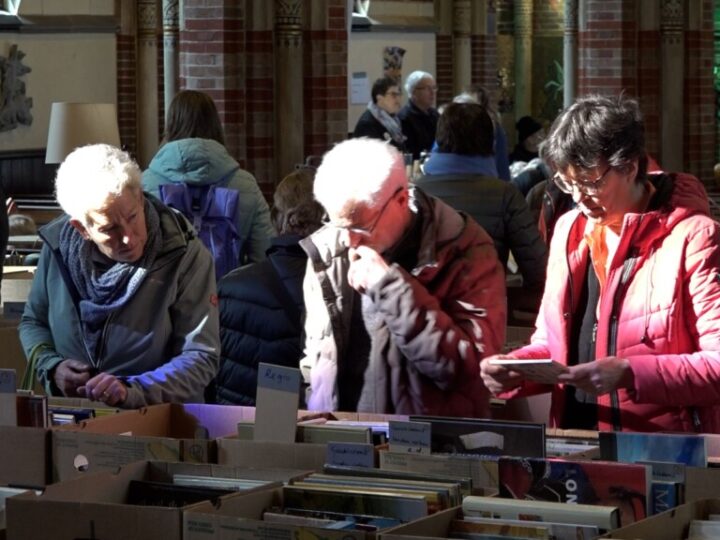 Boeken- en Snuffelmarkt in de Engelmunduskerk in Driehuis