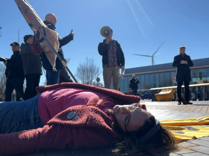Rustige ‘die-in’ voor de poort in turbulente tijden voor Tata Steel