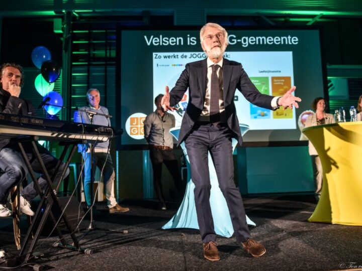 Professor Erik Scherder krijgt de hele zaal in beweging