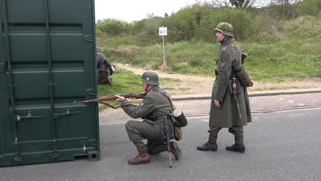 Militairen en kogels op de Ampèrestraat tijdens re-enactment bevrijding