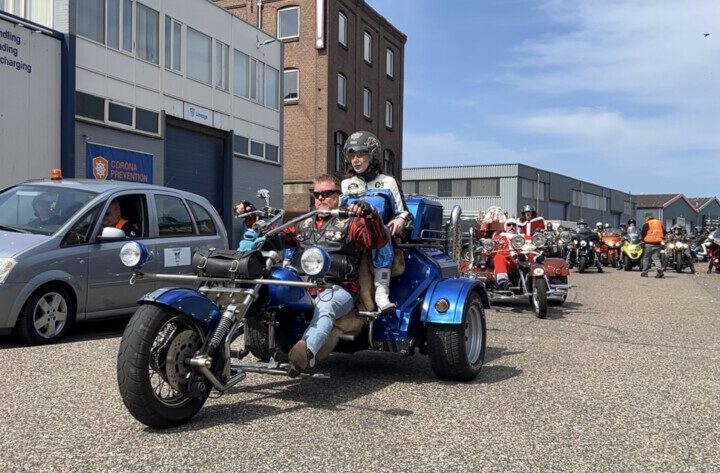 Pestprotest van Puk en bikers gestart: ‘Voor iedereen die depressief in zijn kamertje zit’