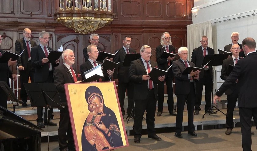 Hoorns Byzantijns Mannenkoor zingt in IJmuiden