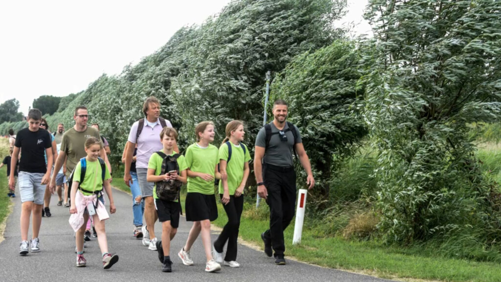 Tal van enthousiaste lopers tijdens Avond4daagse Velserbroek