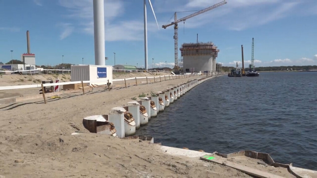 Rijkswaterstaat bouwt dam tegen zout water eerst op land