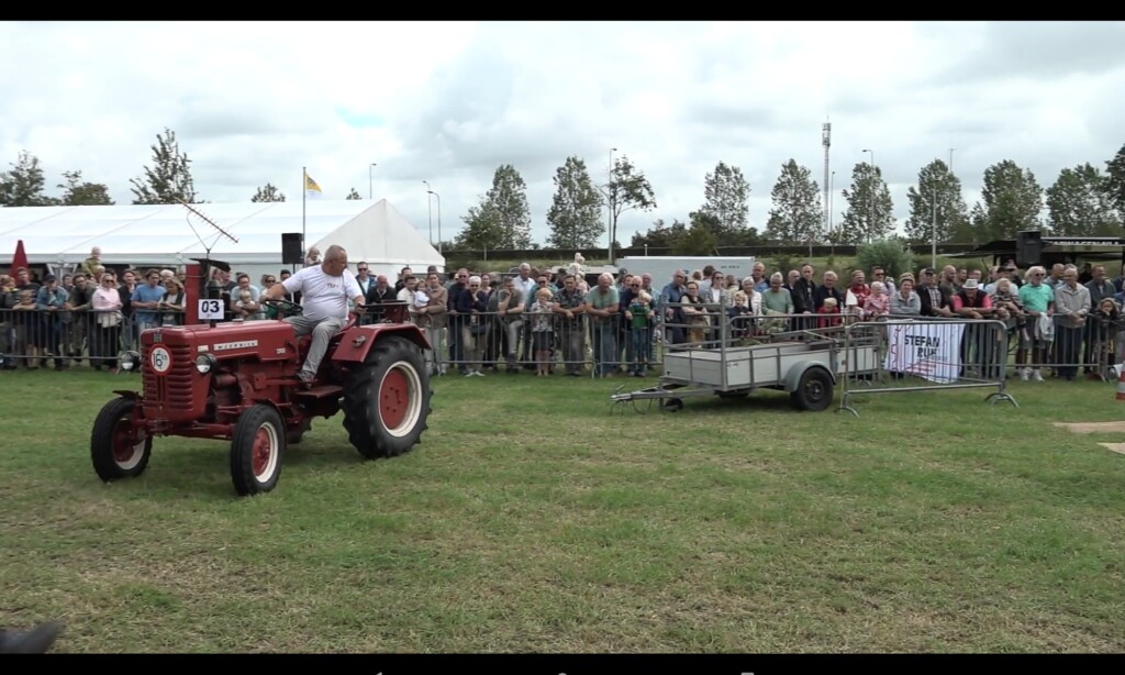 Tractorbestuurders testen hun behendigheid in Santpoort