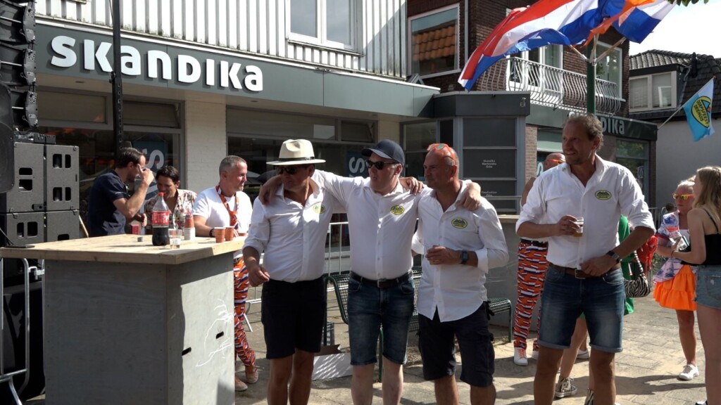 Aftredende bestuursleden Dorpsfeest Driehuis geridderd