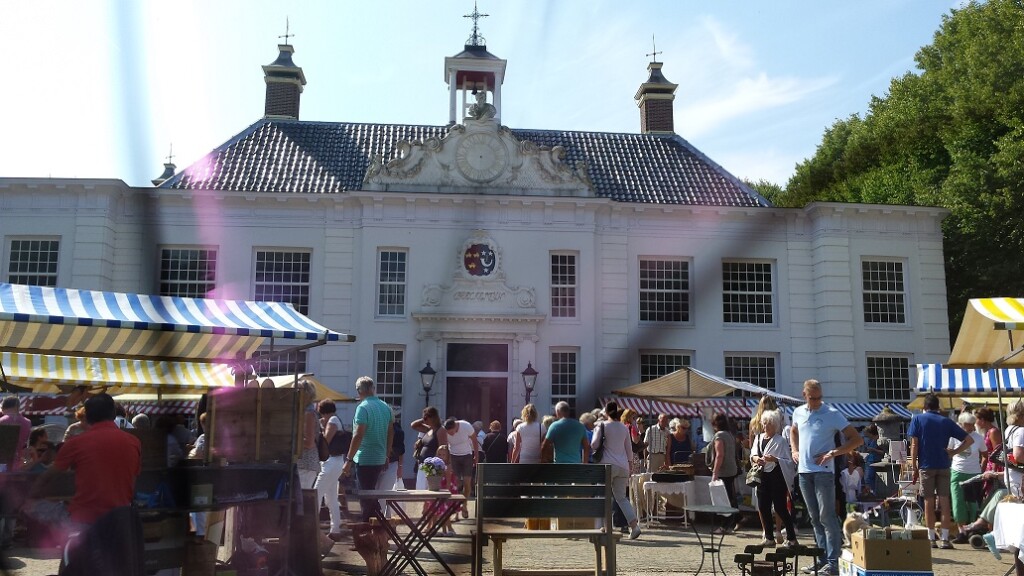 Curiosa, Antiek, Brocante en Vintage Markt keert terug naar Beeckestijn