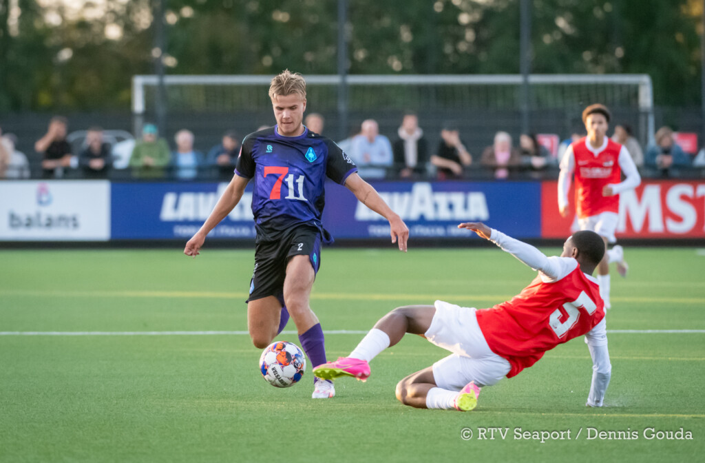 Jonge AZ-spits vloert eigenhandig zwak Telstar