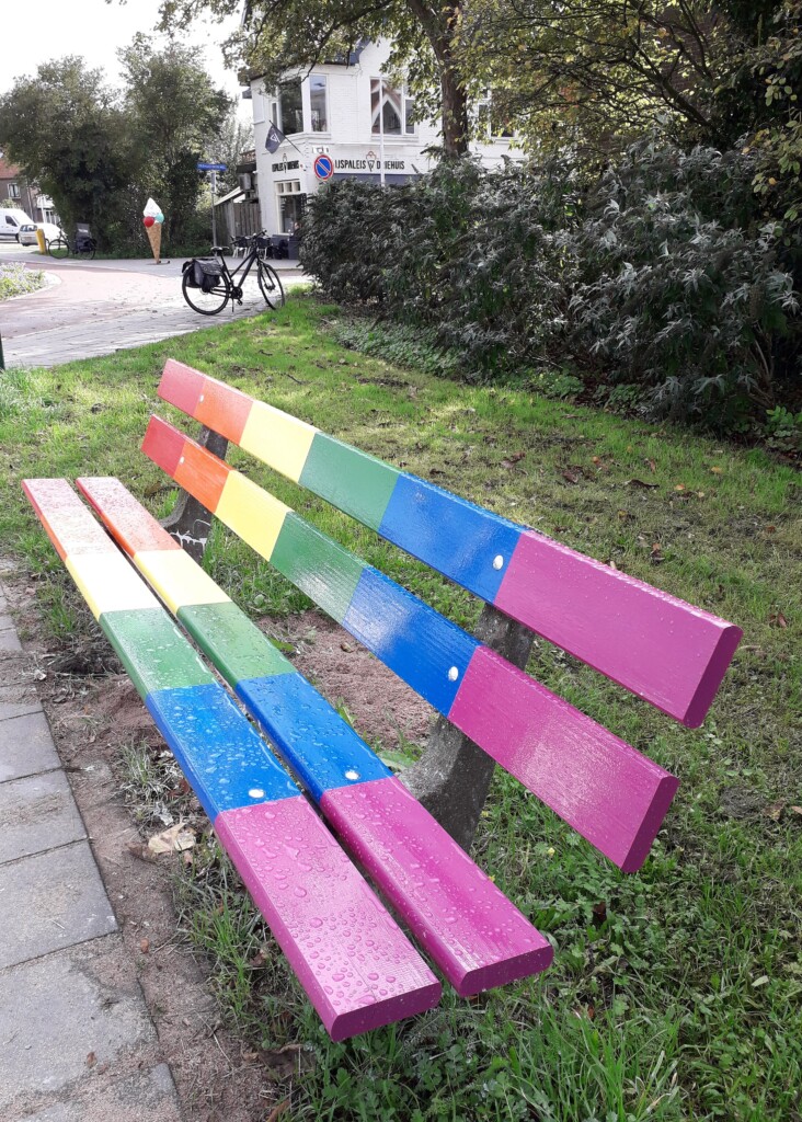 Regenboogbankje in Velsen
