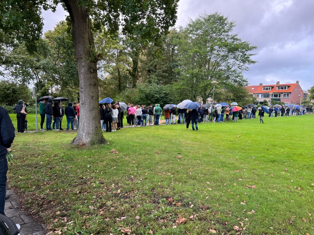 Zo’n 200 Driehuizenaren lopen mee in stille tocht voor Scott