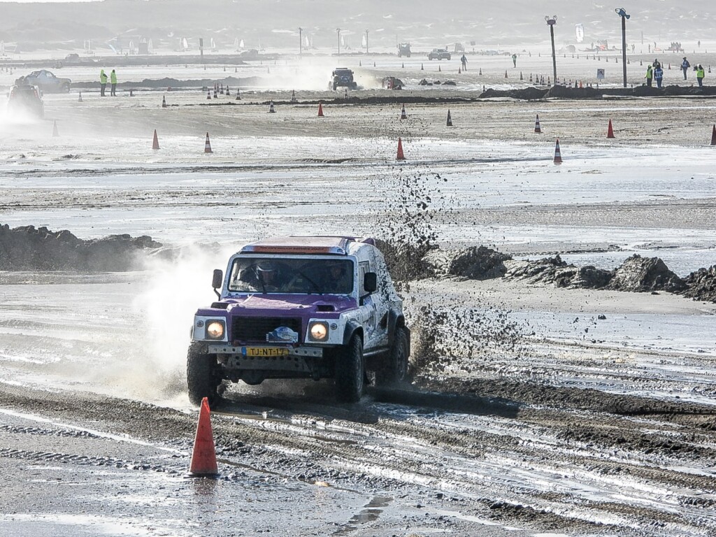 Scheurende terreinwagens over het strand van IJmuiden